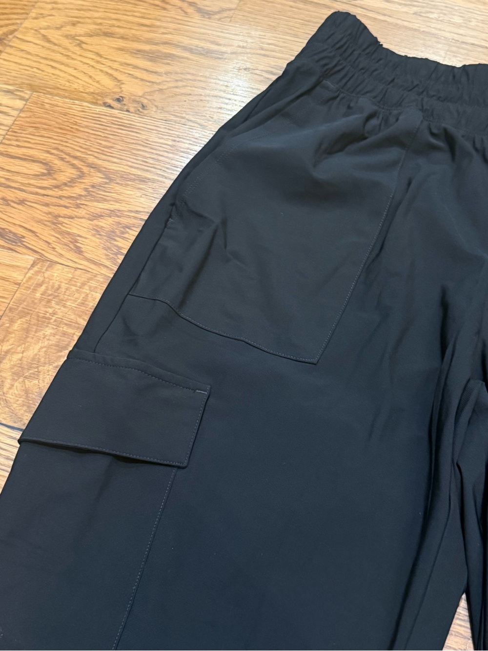 NWOT. Old navy. High-Waisted Sleek Tech Cargo Ankle Pants. Black. Medium. - Picture 6 of 7